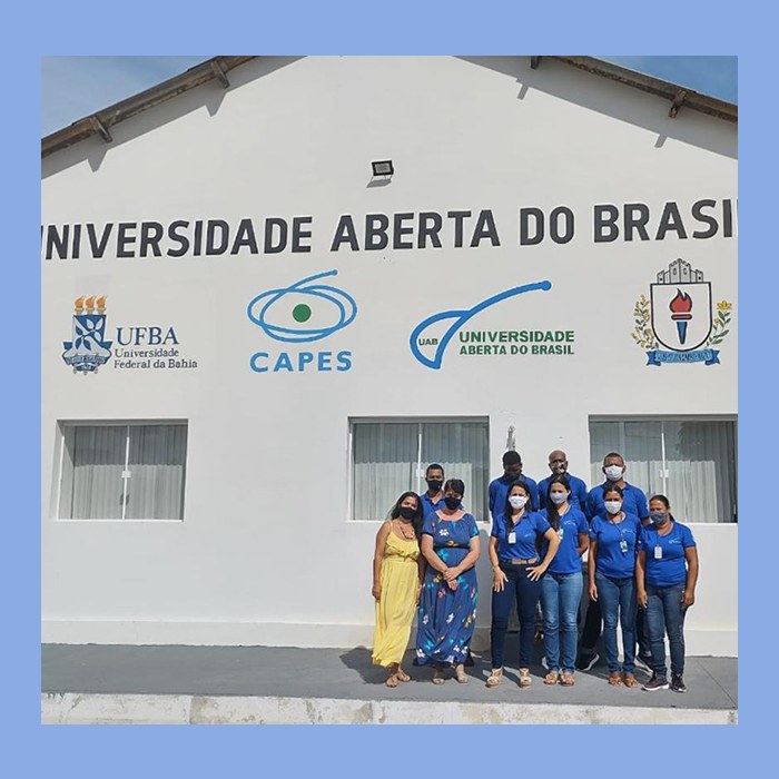 Equipe do Polo UAB de Guanambi em frente ao prédio